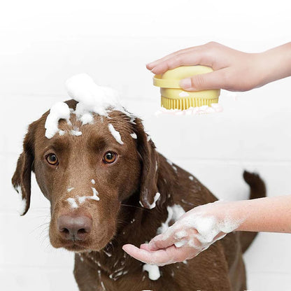 Cepillo y dispensador de champú para el baño de mascotas.  Producto importado, plazo de entrega aproximado de entre 7 y 18 días.